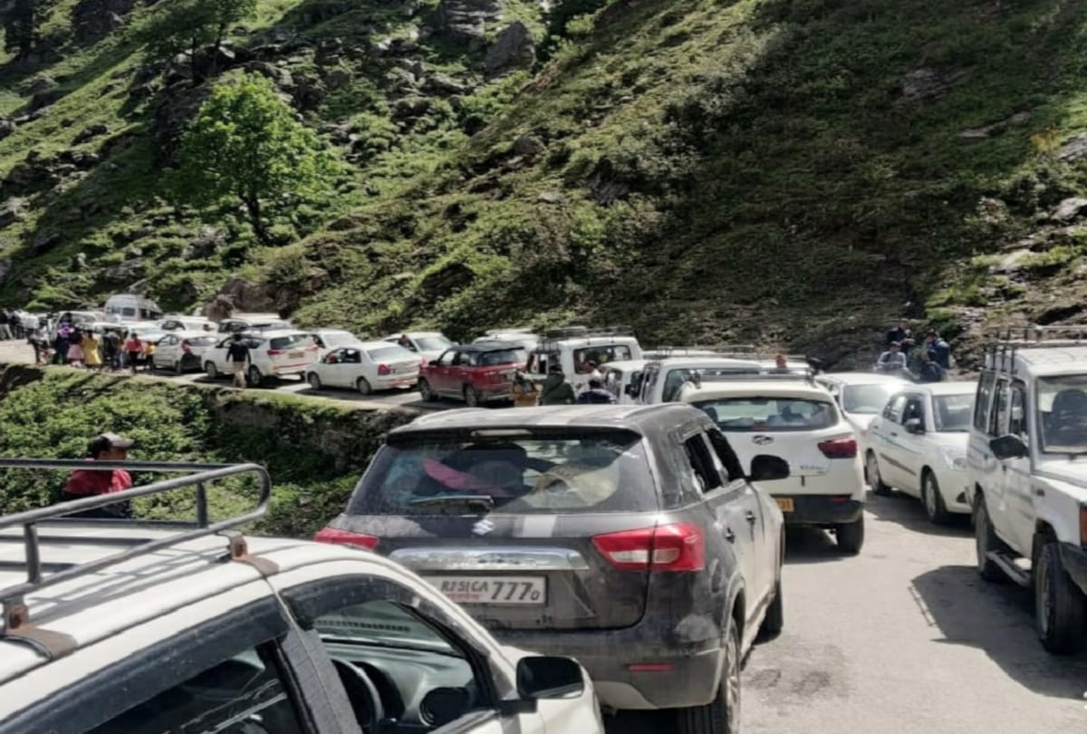 Hundreds of tourists stuck for many hours on Manali Leh route