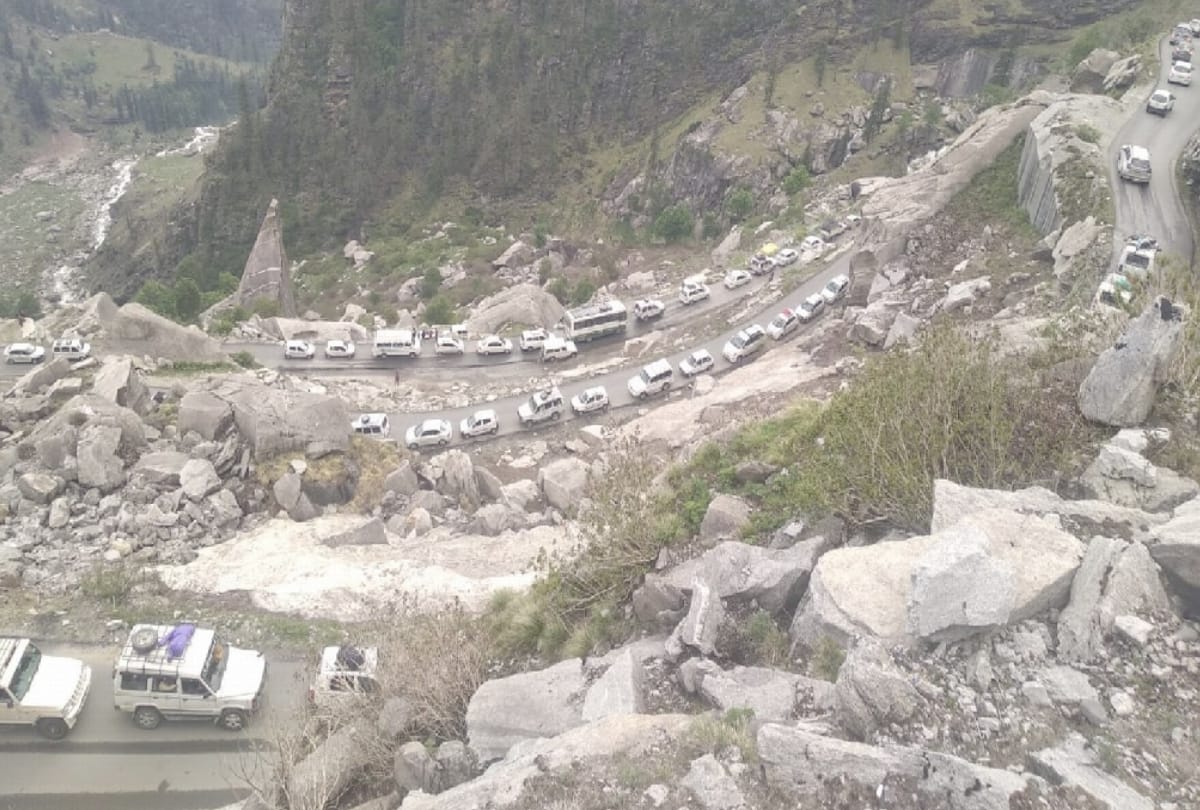 Hundreds of tourists stuck for many hours on Manali Leh route