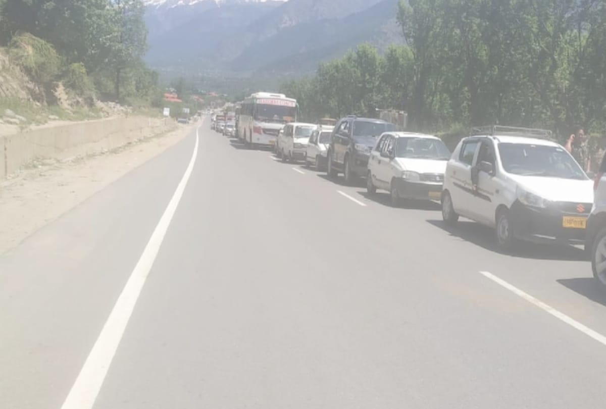 Hundreds of tourists stuck for many hours on Manali Leh route