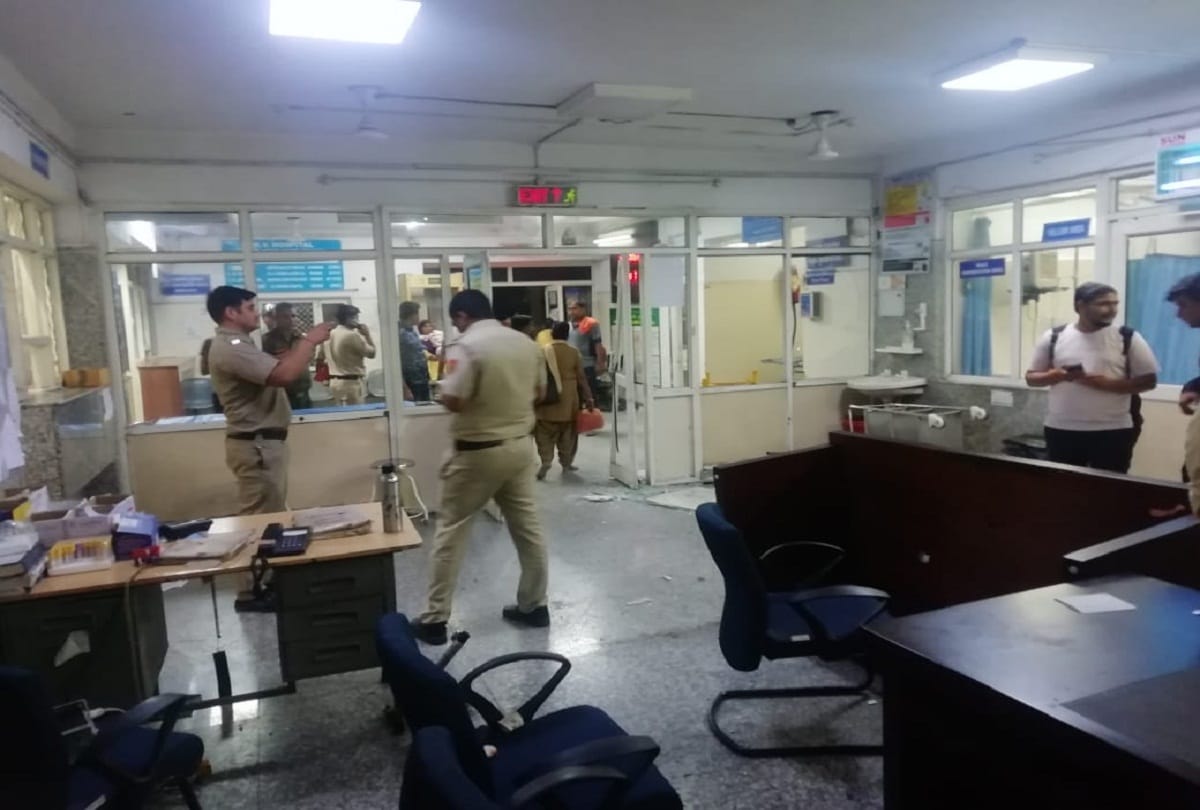 Doctor returning to work after end strike in Delhi
