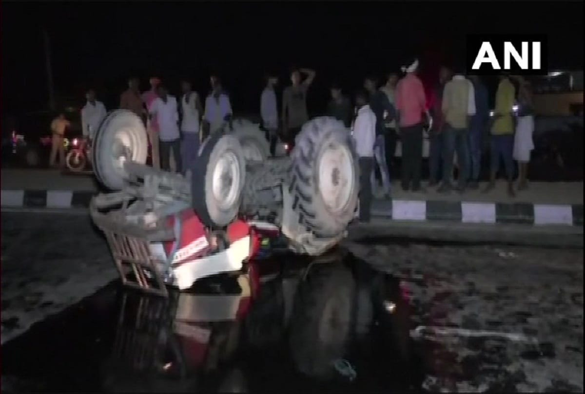 6 people died and 7 injured in a collision between tanker and tractor in Sitapur