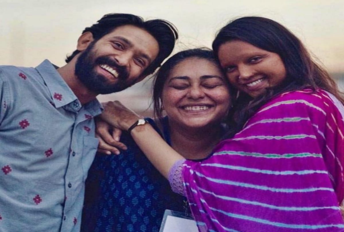 Deepika Padukone Share Photo With Laxmi Agarwal and Write Emotional Note After Chhapaak Flop