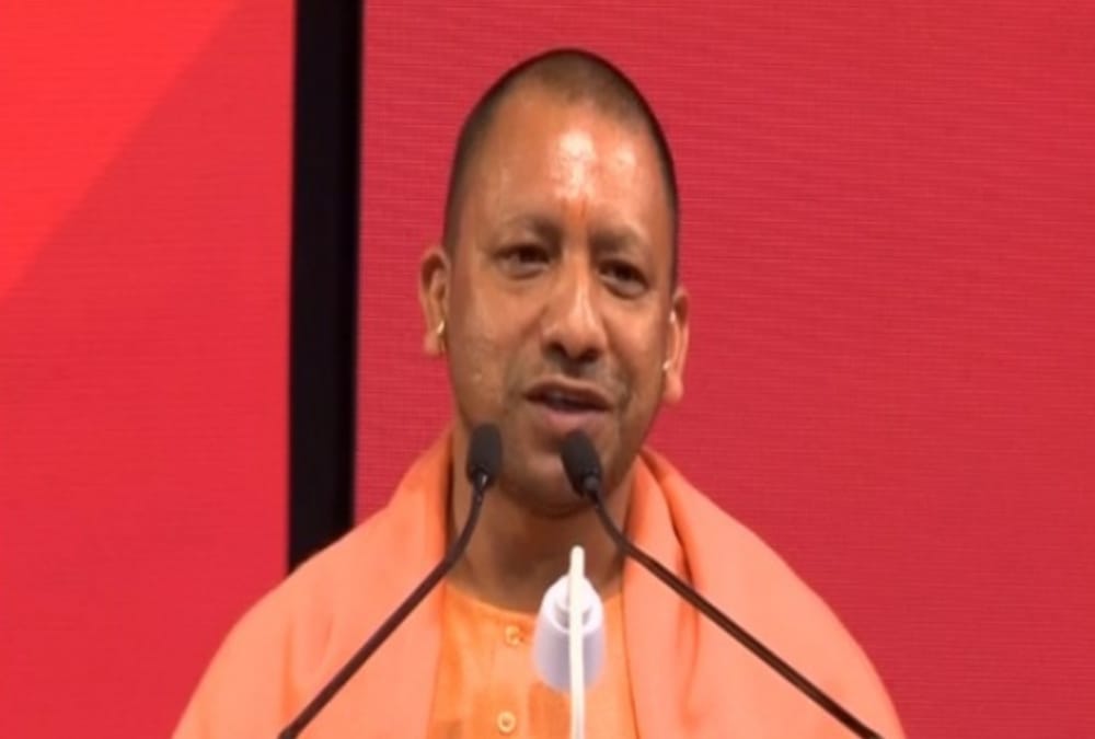 CM Yogi gives membership to e-rickshaw drivers, Lucknow, UP