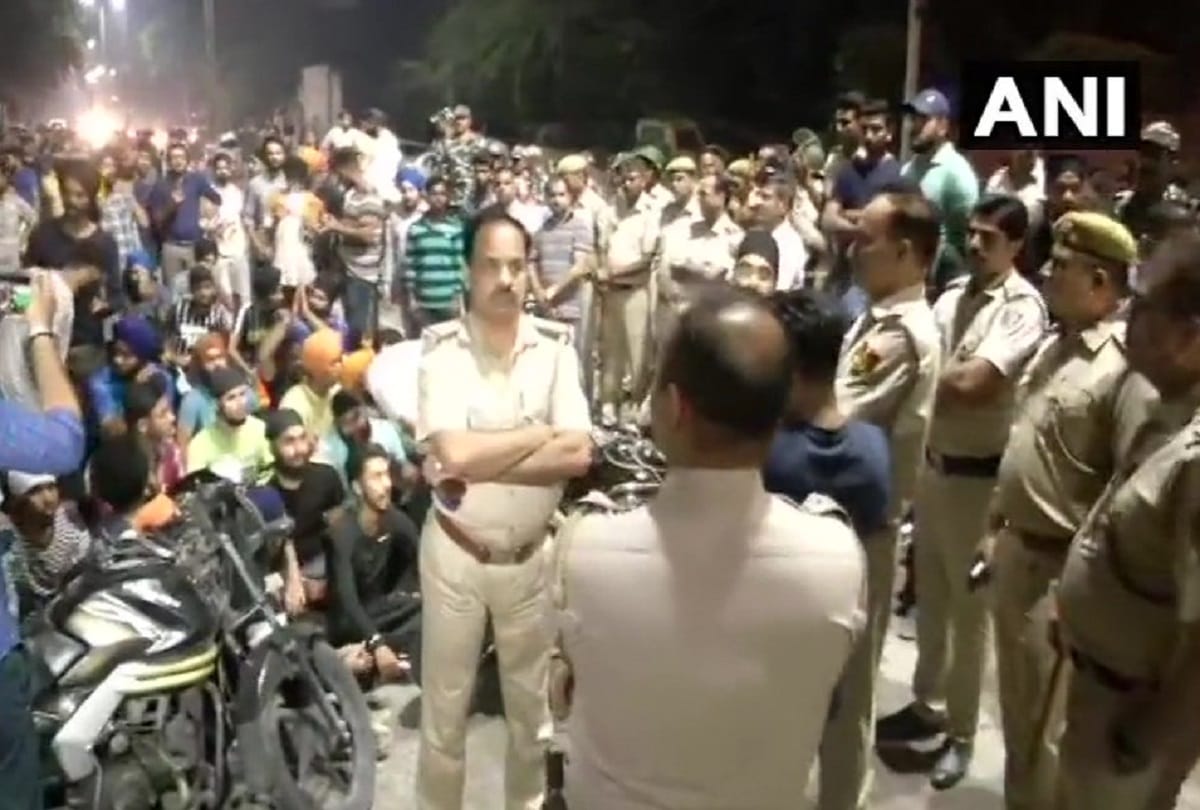 People hold a protest in Mukherjee Nagar against the thrashing of gramin seva driver 