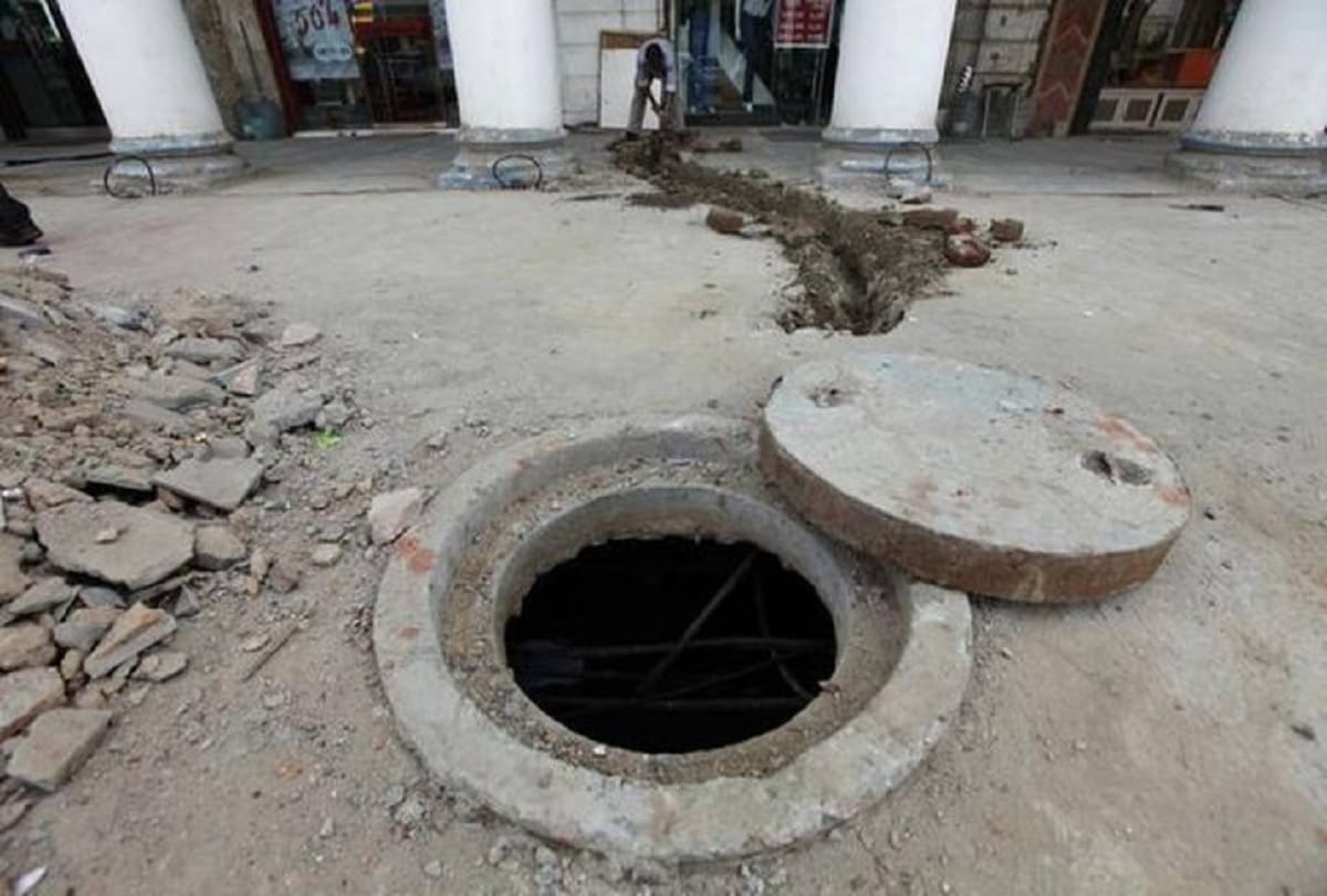 Hotel owner, manager arrested in several deaths during sewer cleaning in Gujarat