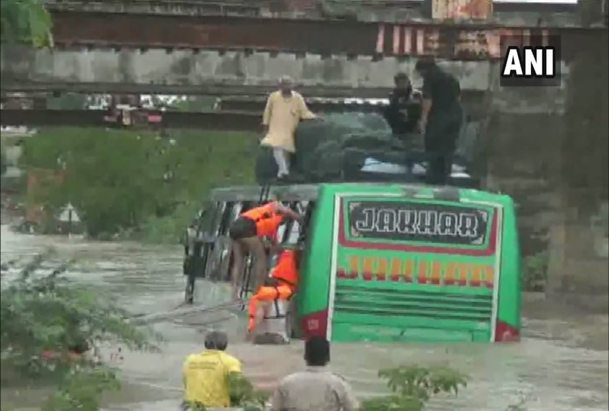 bus was stuck in a nallah after heavy rainfall in Bodiyana village of Chittorgarh rajasthan