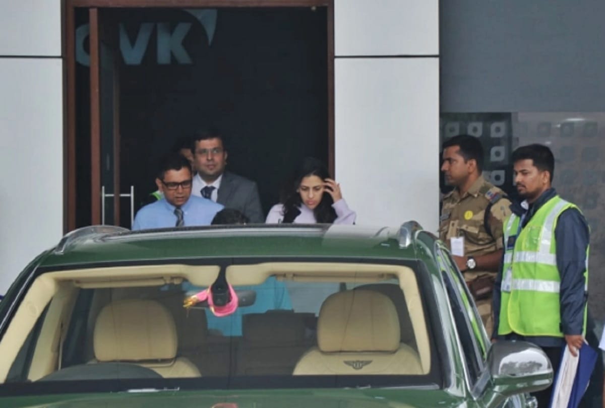Akash Ambani wife Shloka Mehta spotted without makeup at airport after India Pakistan match