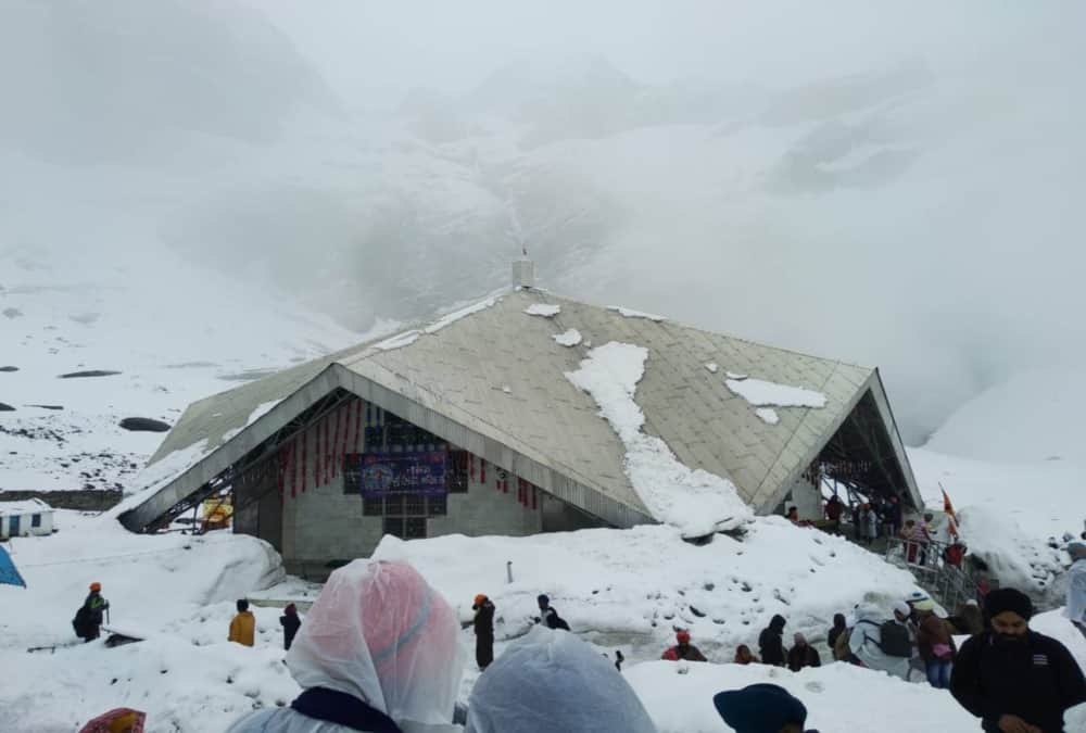 Snowfall in hemkund sahib after 20 years in june month summers 2019