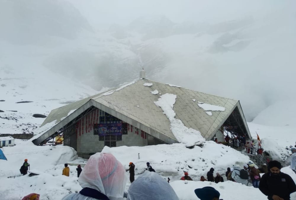 Snowfall in hemkund sahib after 20 years in june month summers 2019
