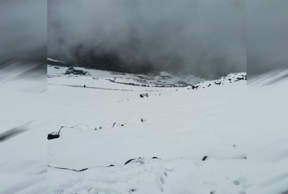 Snowfall in hemkund sahib after 20 years in june month summers 2019
