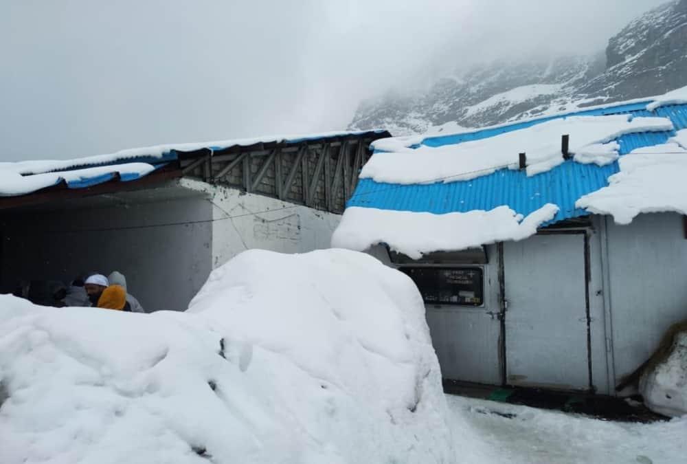 Snowfall in hemkund sahib after 20 years in june month summers 2019