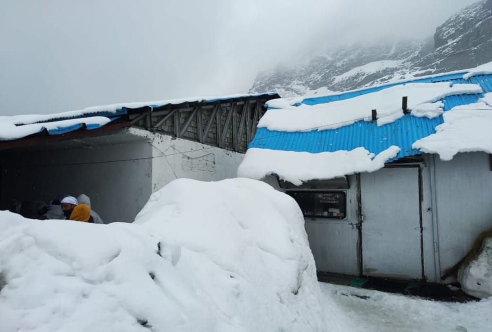 Snowfall in hemkund sahib after 20 years in june month summers 2019