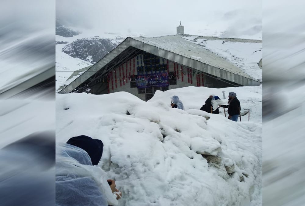 Snowfall in hemkund sahib after 20 years in june month summers 2019