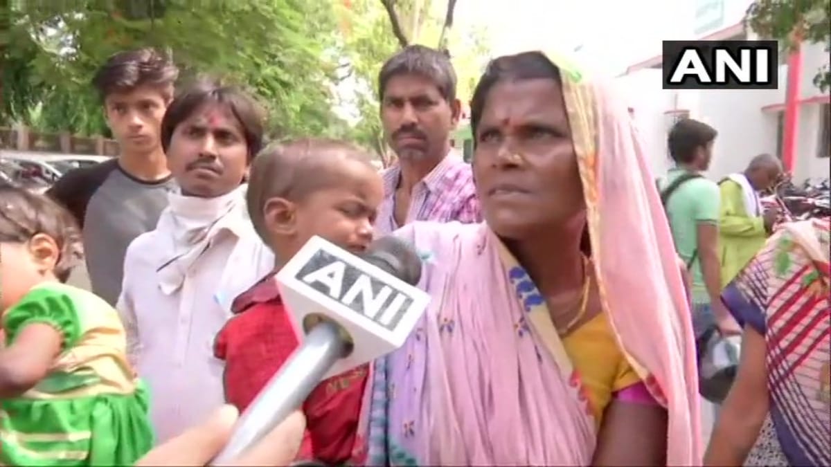 इलाज के लिए अस्पताल आए लोग