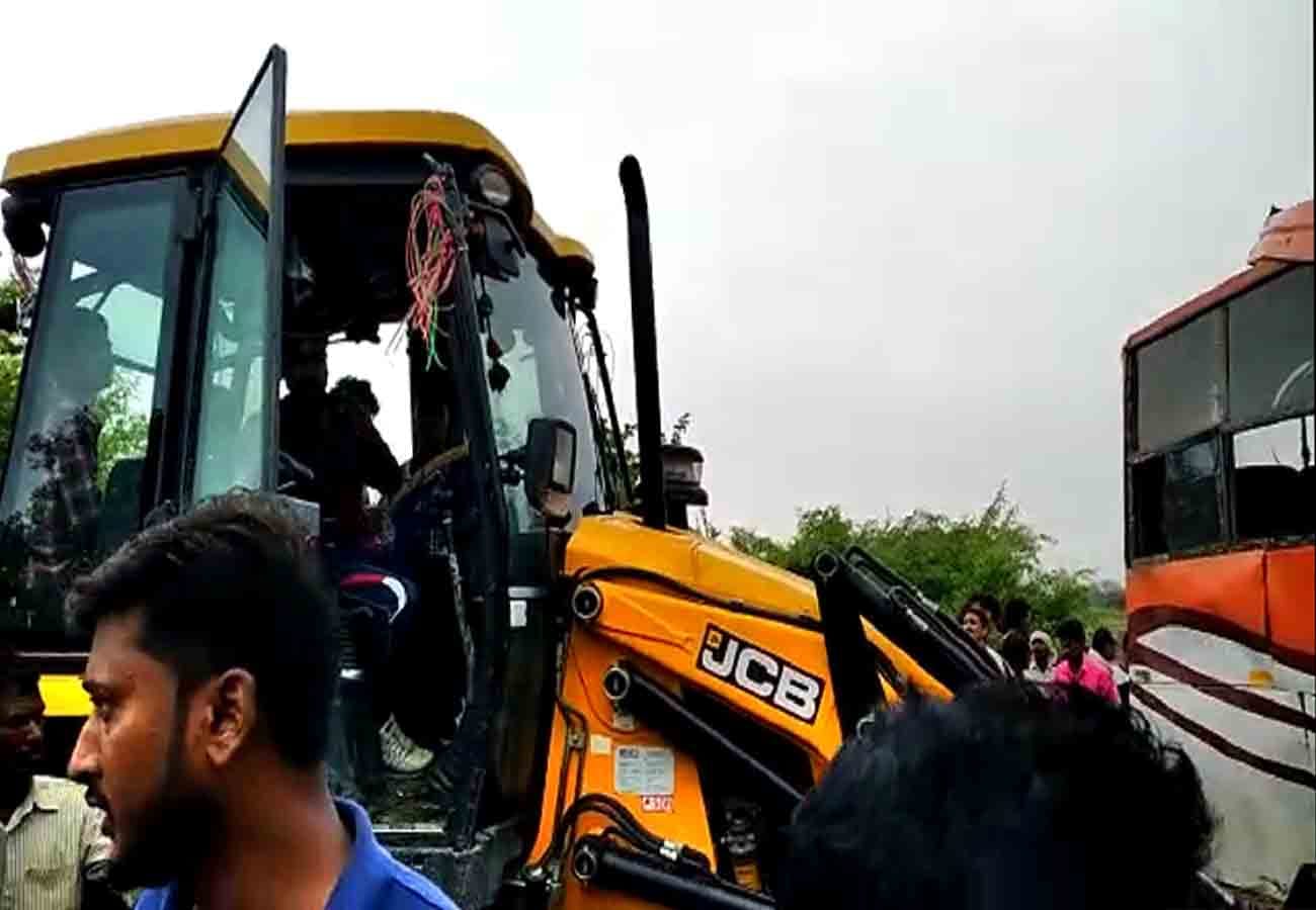 eight passengers died in truck bus road accident in fatehpur
