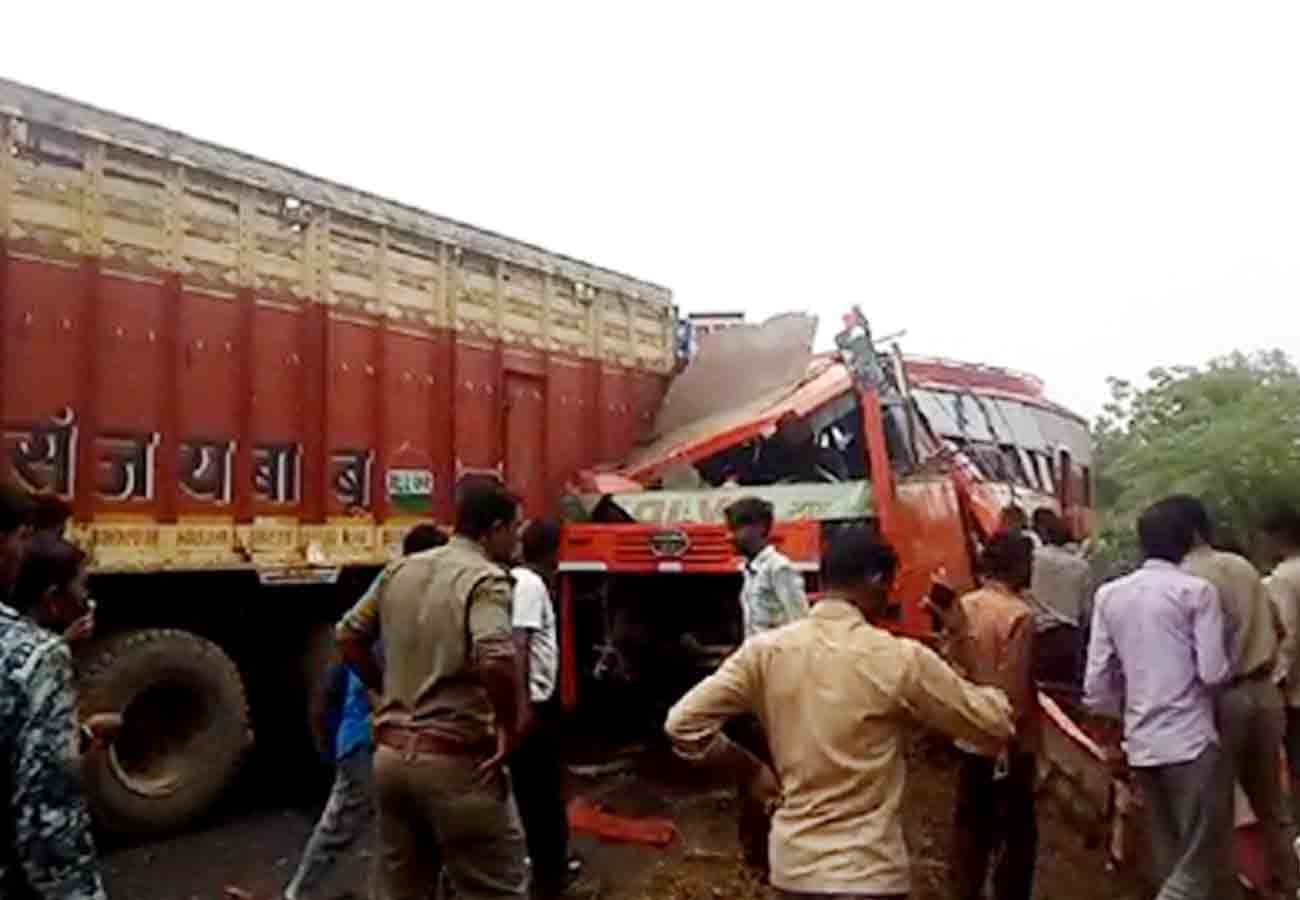 eight passengers died in truck bus road accident in fatehpur