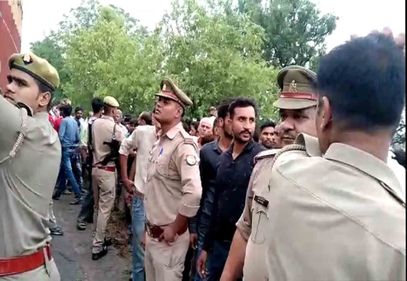 eight passengers died in truck bus road accident in fatehpur