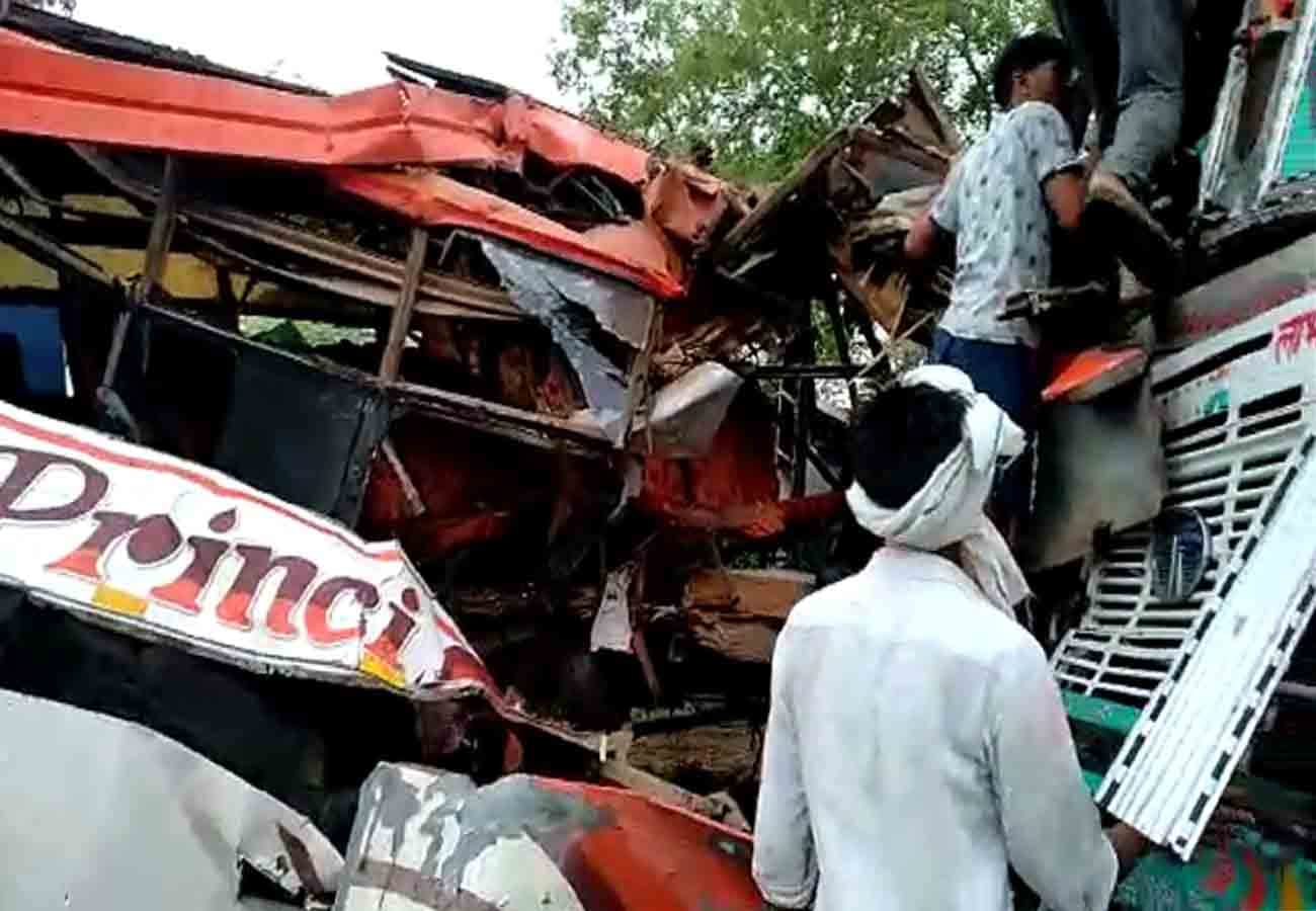 eight passengers died in truck bus road accident in fatehpur