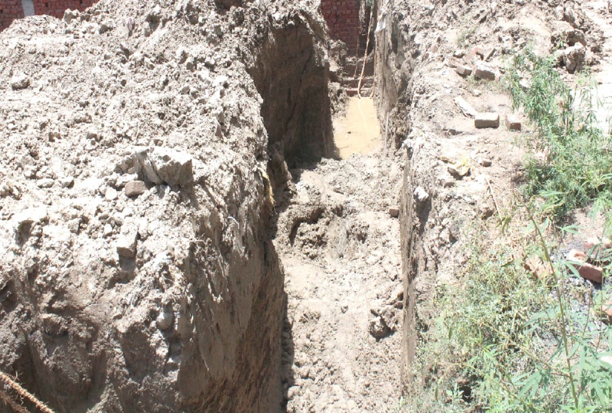 Greater Noida under construction site walls of a ditch collapsed, child dies