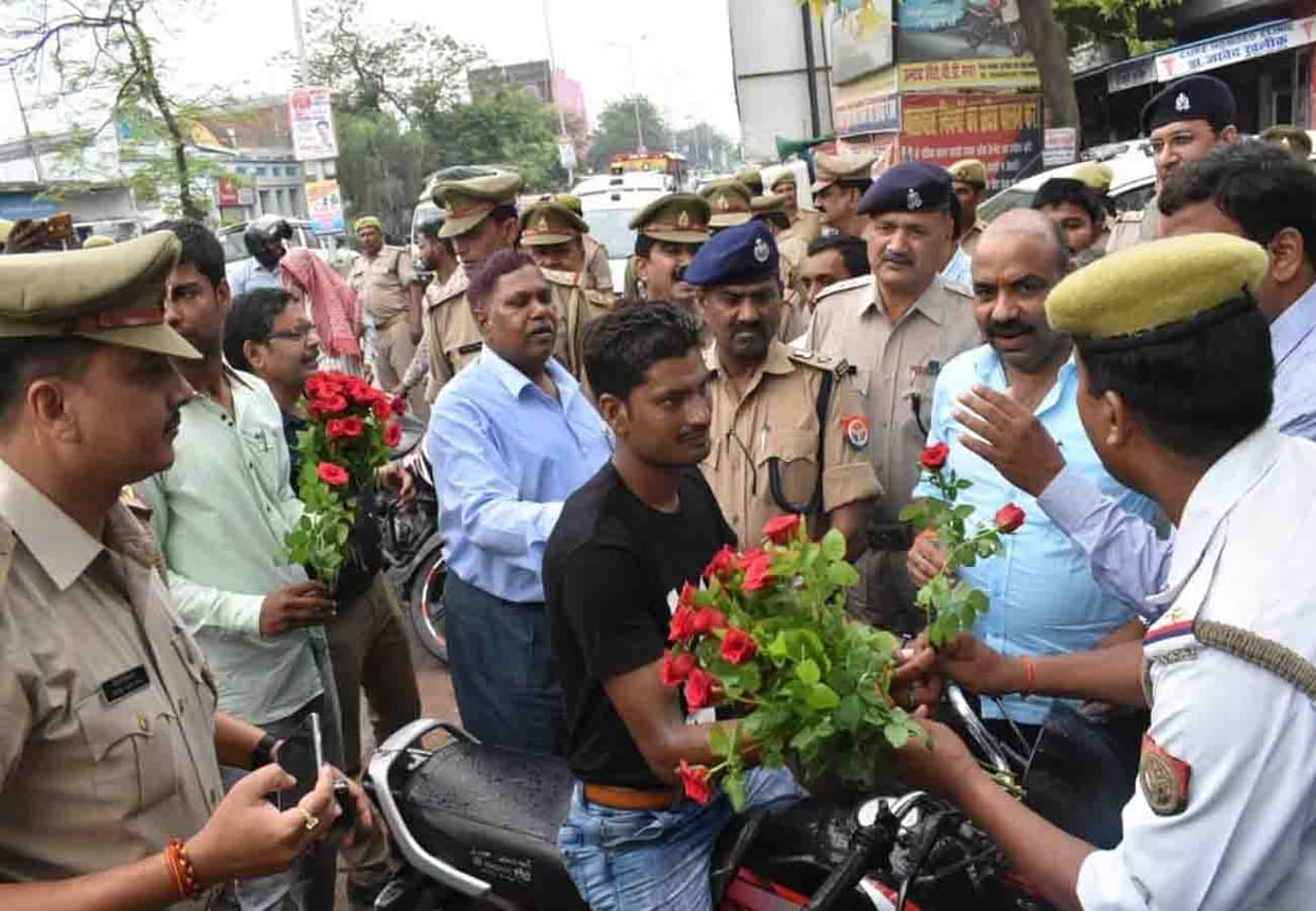 DM and SP gives flowers to people in unnao