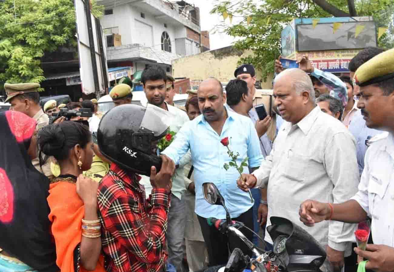 DM and SP gives flowers to people in unnao