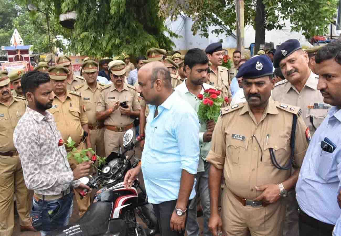 DM and SP gives flowers to people in unnao