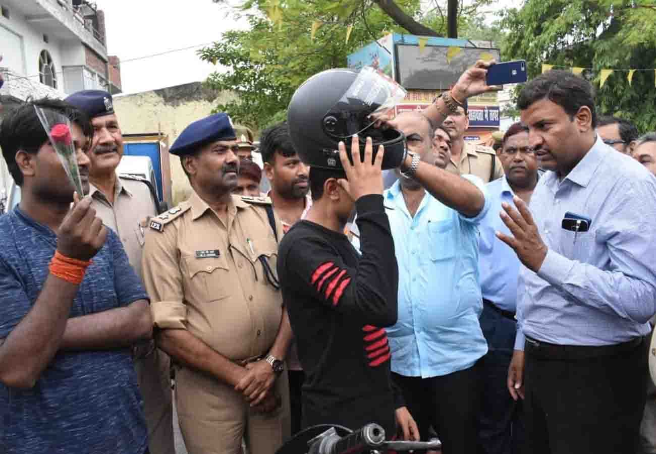 DM and SP gives flowers to people in unnao