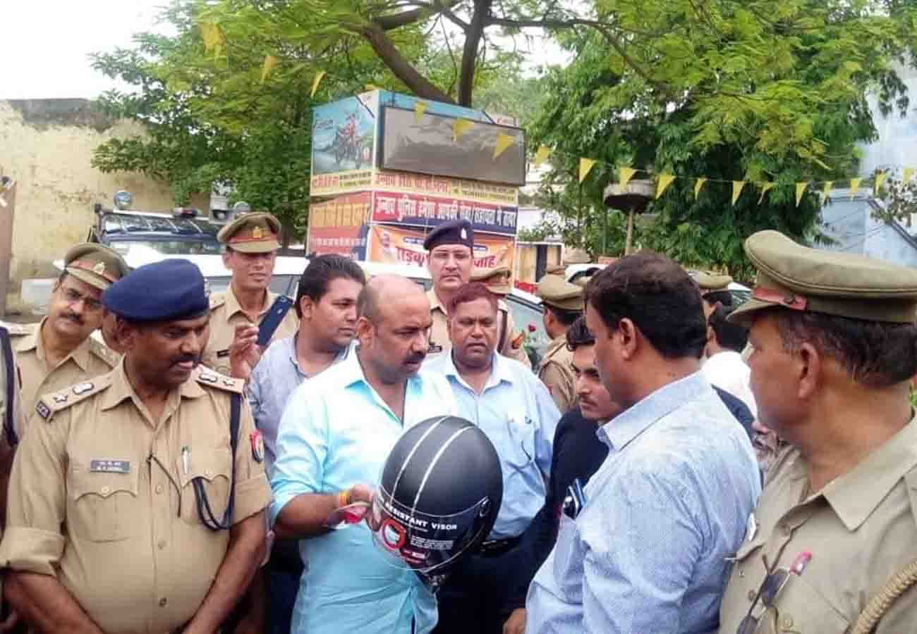 DM and SP gives flowers to people in unnao