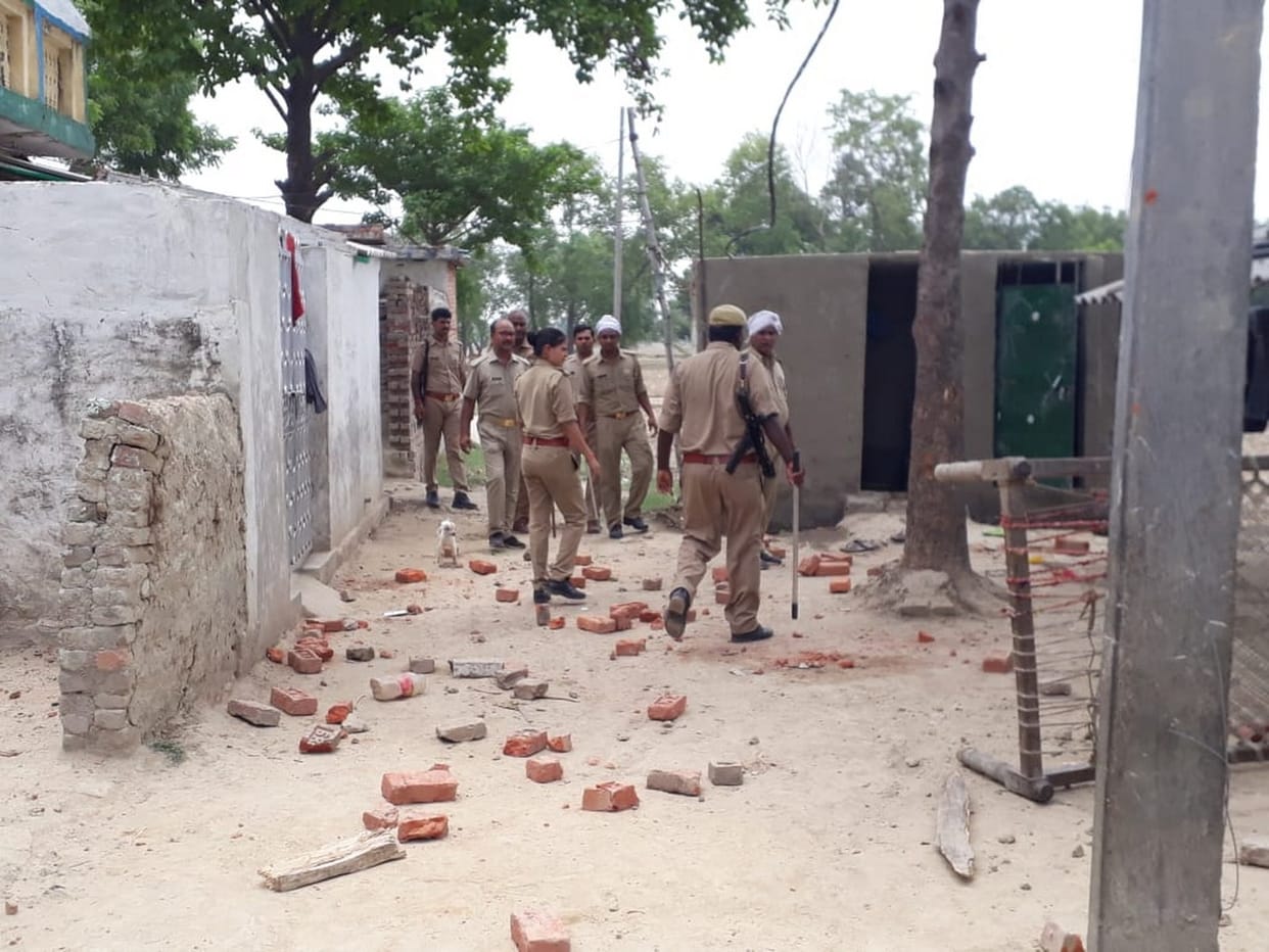 बाइक से बकरी हो गई घायल दो पक्षों में पथराव, 15 जख्मी
