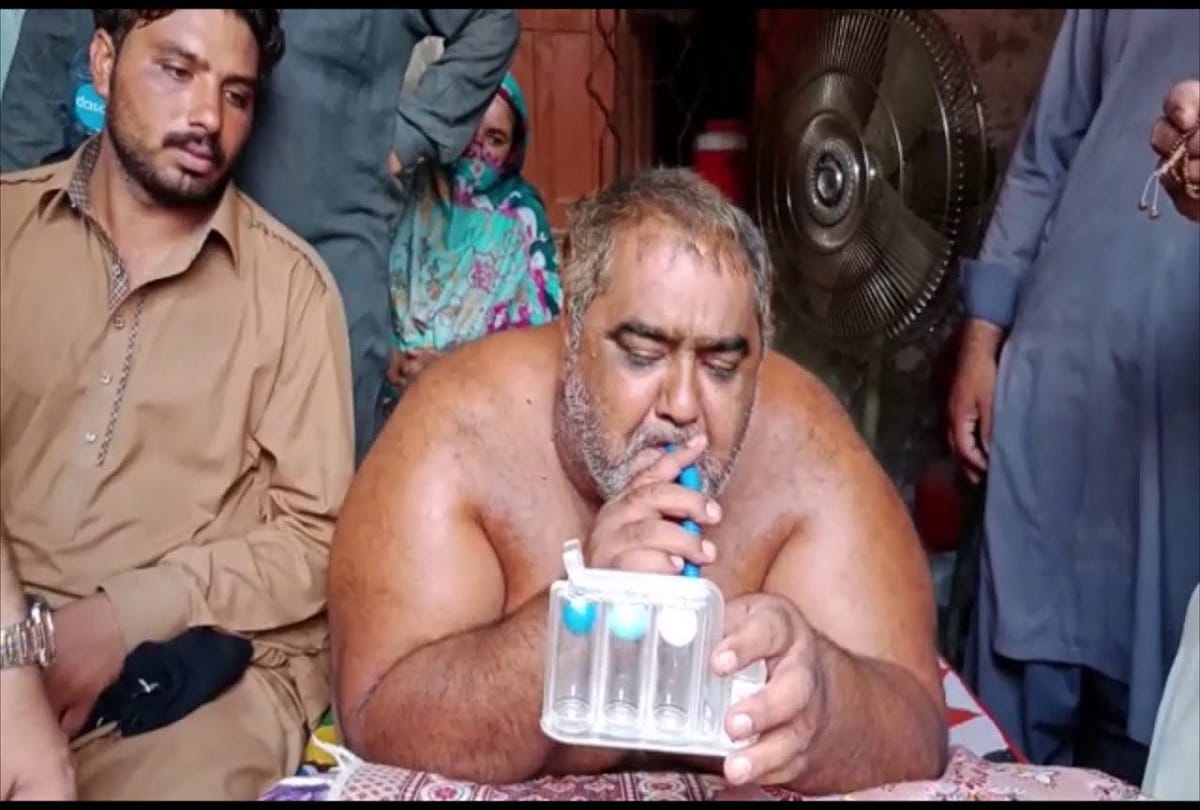 Pakistan fat man took out from the house to admit in Hospital