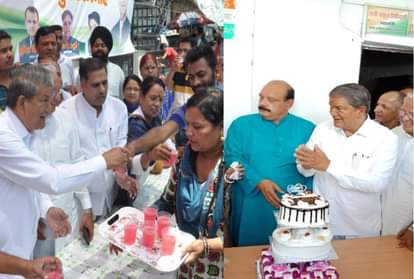 राहुल गांधी का जन्मदिन मनाते कांग्रेसी