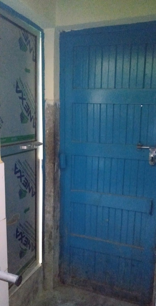 सेप्टिक टैंक फुल, शौच के लिए बाहर जा रहीं प्रसूता
