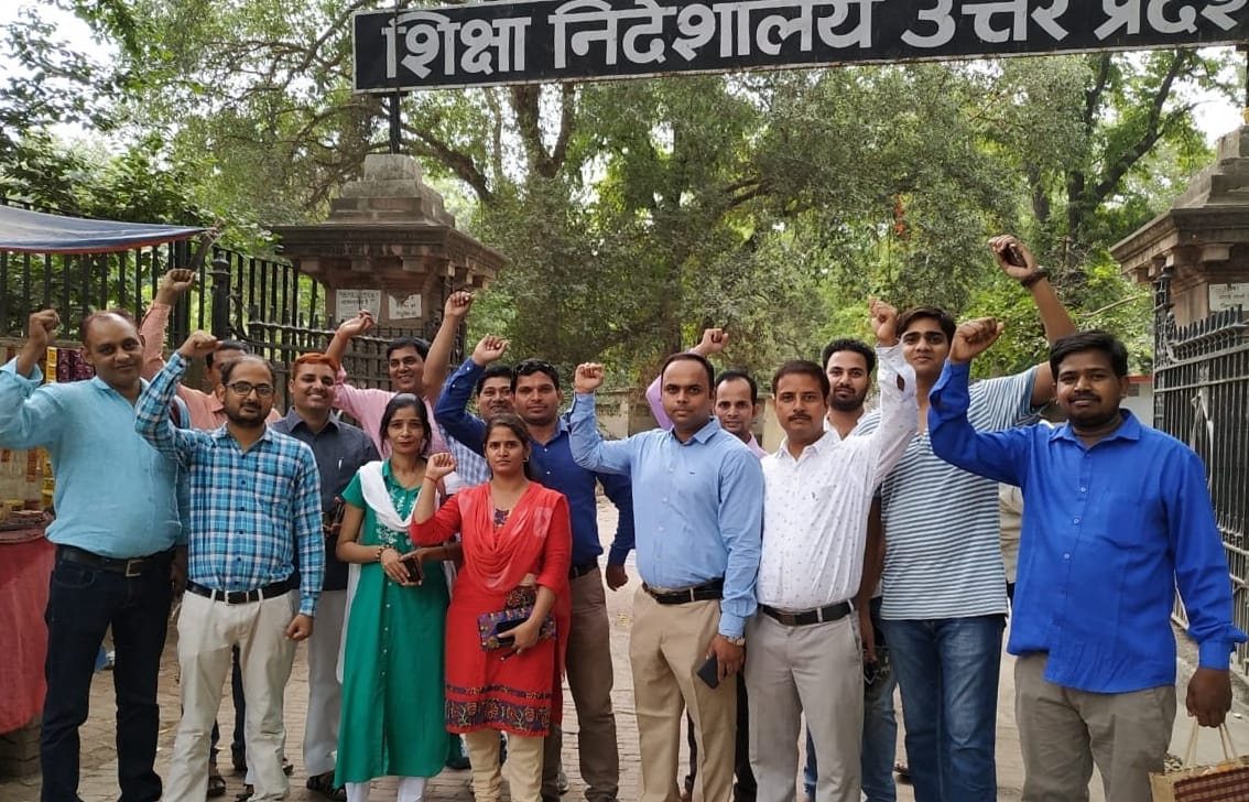 Student protested before education directorate.