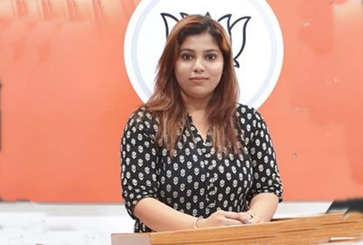 Narendra Modi Follow Priyanka Sharma on Twitter