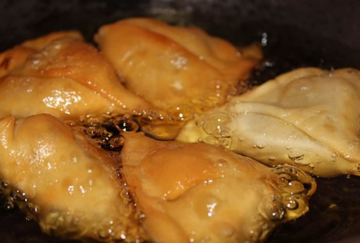 samosa shopkeeper throw oil on brother in mathura