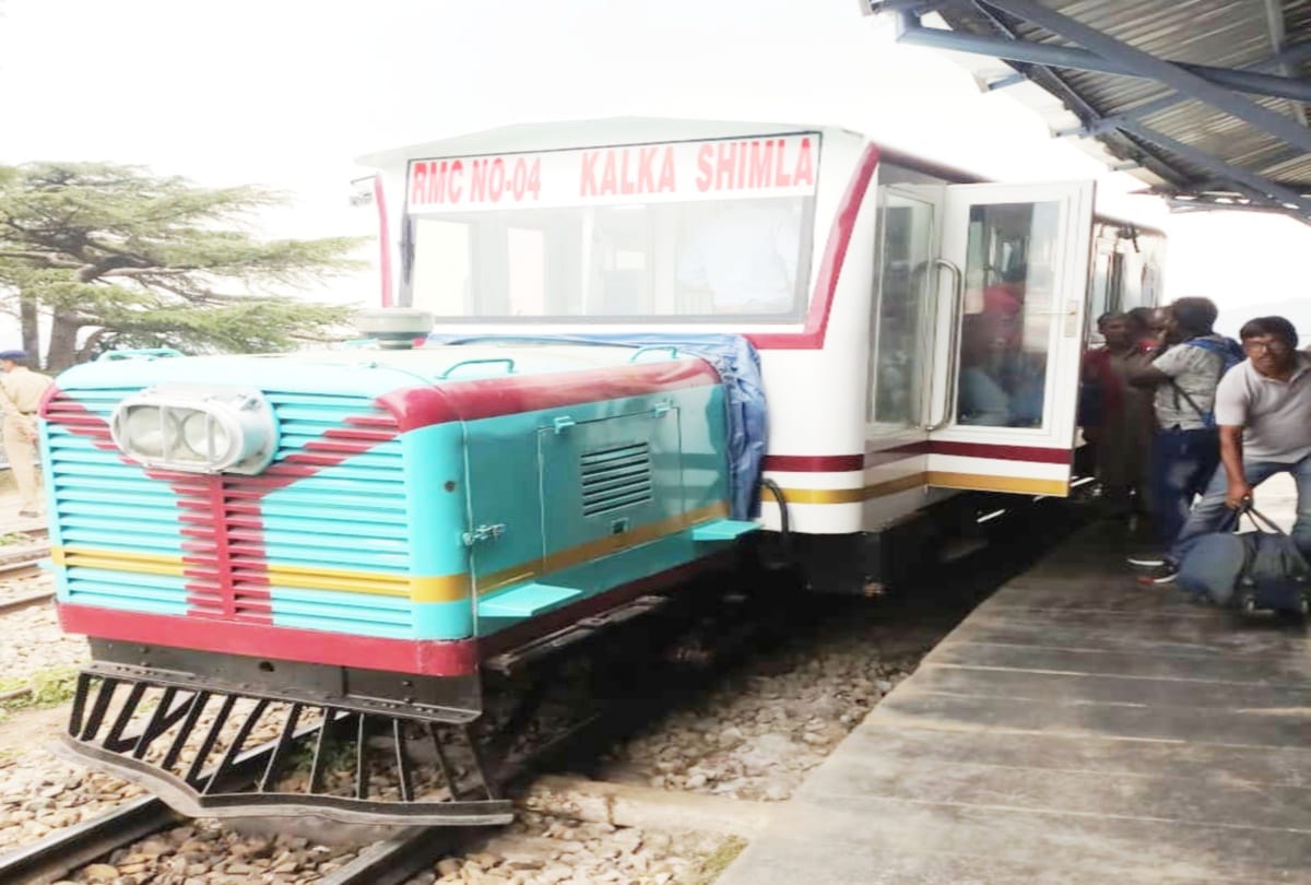Vistadome rail motor car reached shimla for the first time with passengers