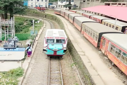 Vistadome rail motor car reached shimla for the first time with passengers