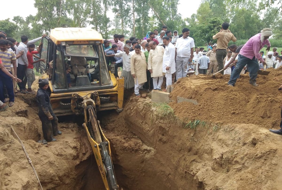 UP wall fell down while removing the old brick of well IN Bulandshahr