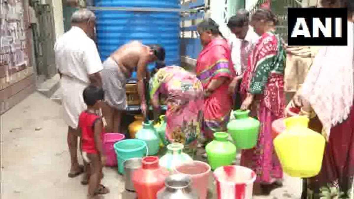 People of Chennai facing water crises, water supply through tankers is not regular 