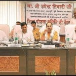 कलेक्ट्रेट सभागार में जिला योजना समिति की बैठक लेते प्रभारी मंत्री उपेंद्र तिवारी।