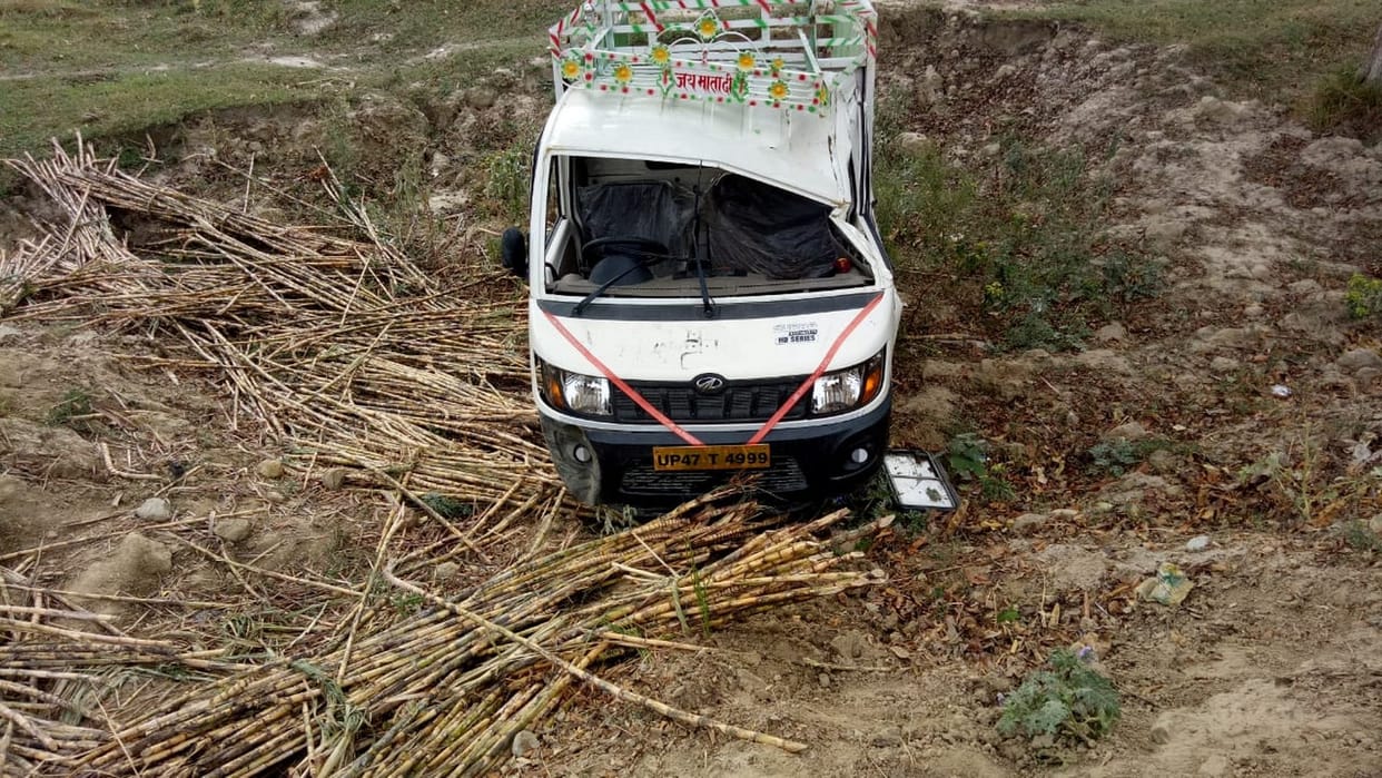 पिकअप पलटी, दो की मौत, एक घायल