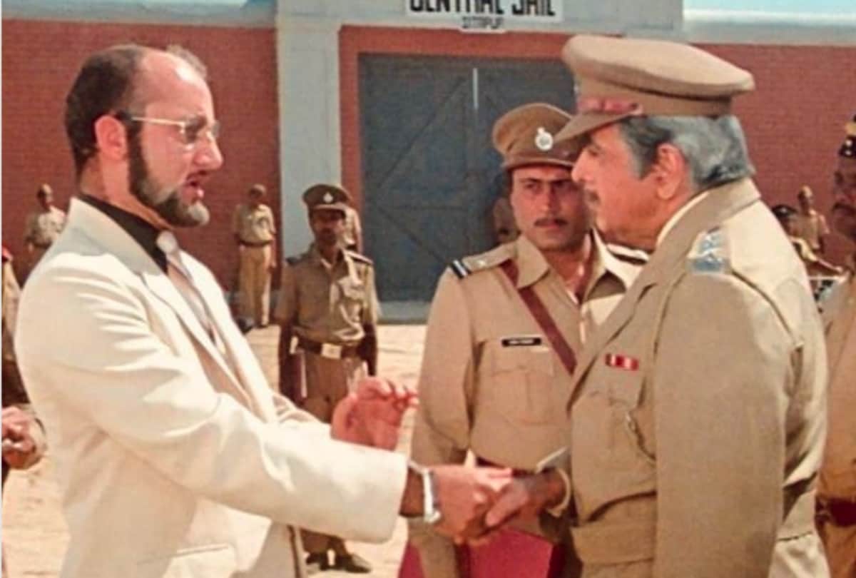 throwback thursday anupam kher share photo with dilip kumar of film karma