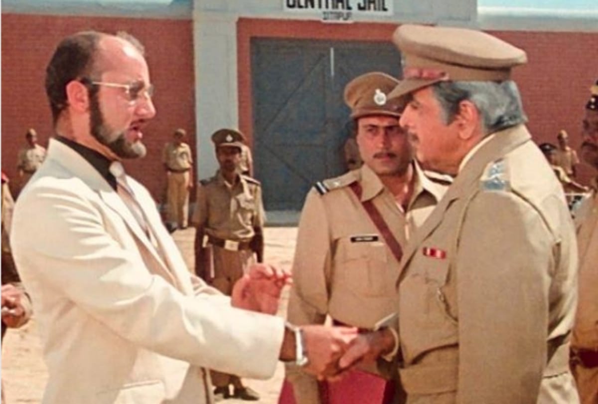 throwback thursday anupam kher share photo with dilip kumar of film karma