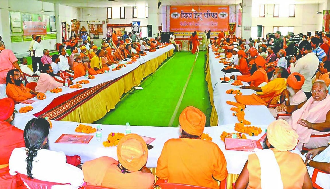 VHP and Swami Swaroopanand attack each other for ram mandir nirman Delay
