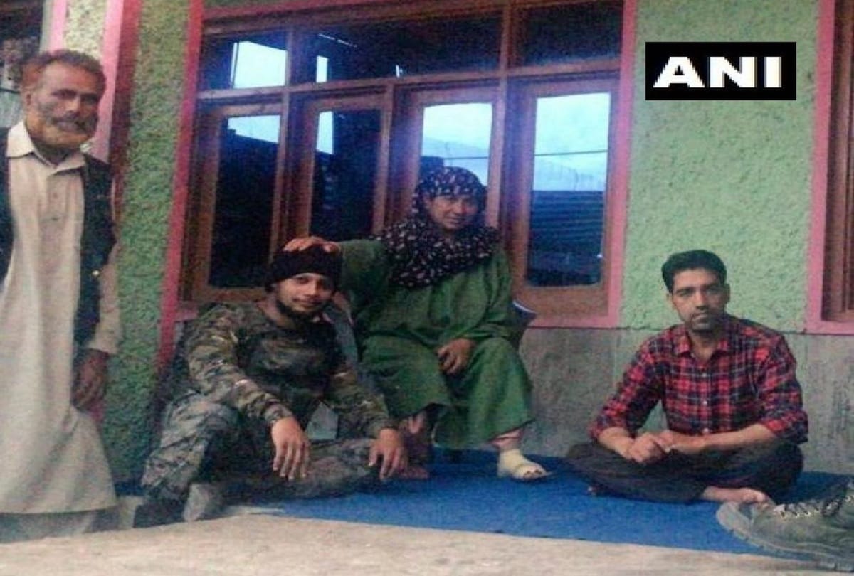 Marine Commandos of Indian Navy rescued two ladies from Wular Lake