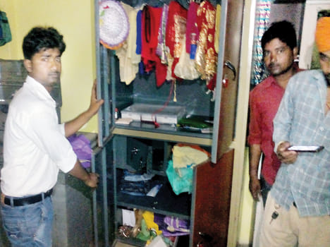 Four lakhs of thieves from the closed house of NRI