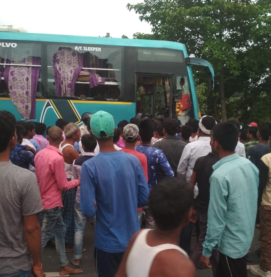 हादसे में दूल्हे के पिता की मौत से गुस्साई भीड़ ने की तोड़फोड़