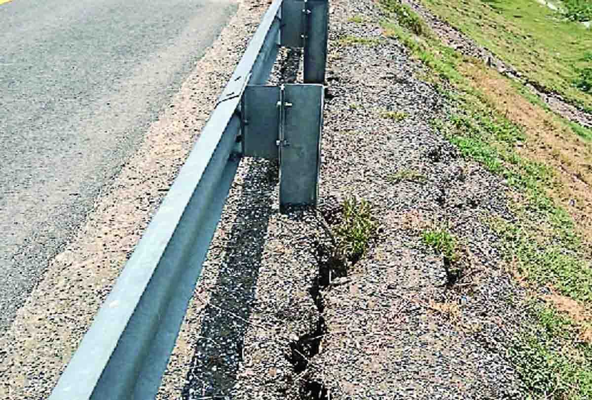 10 meter crack on the edge of the expressway
