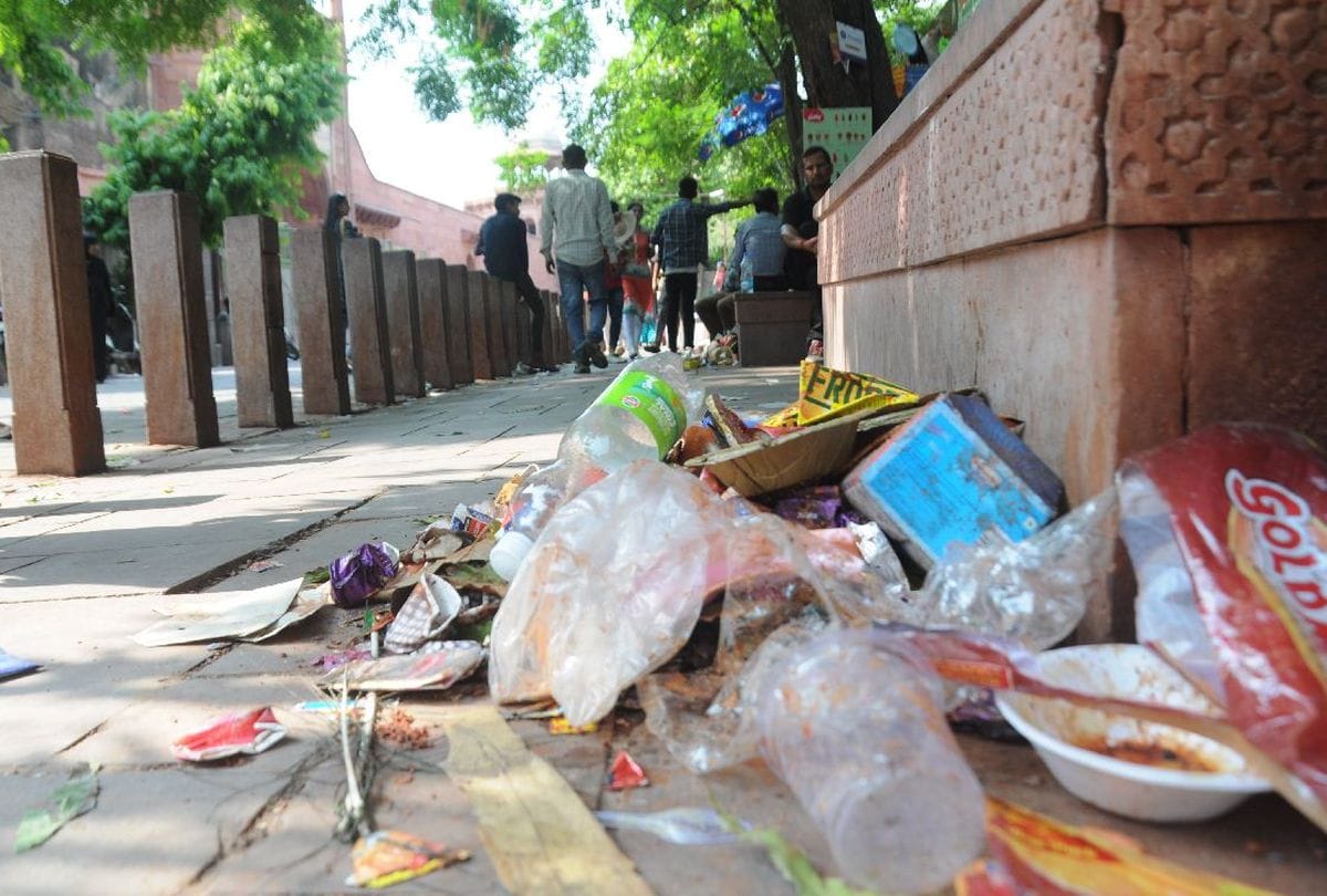 Garbage dump outside the Taj Mahal due to sweepers strikes in agra