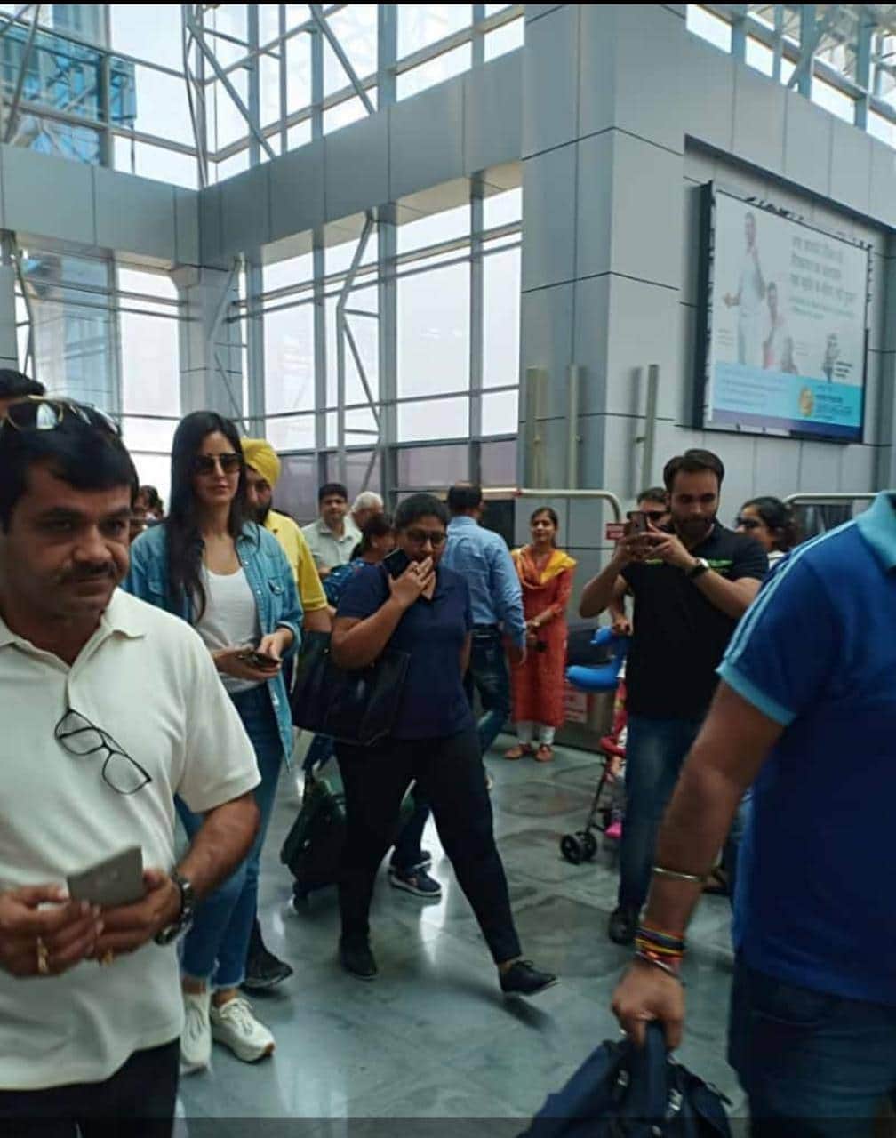 Actress katrina kaif Ate Lychees and mango in dehradun